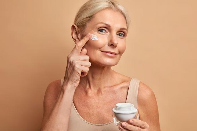 Sérum facial para mulheres acima de 40 anos: como montar uma rotina eficaz de skincare