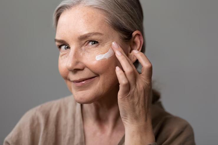 Sérum facial para mulheres acima de 40 anos: como montar uma rotina eficaz de skincare
