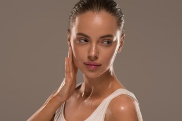 Quais produtos são indicados para cuidados com a pele aos 20 anos?